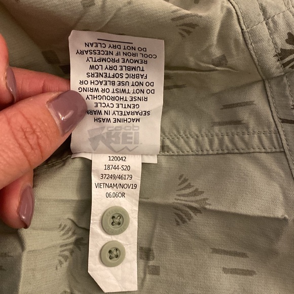 Like New REI WOMENS shirt - Picture 7 of 7